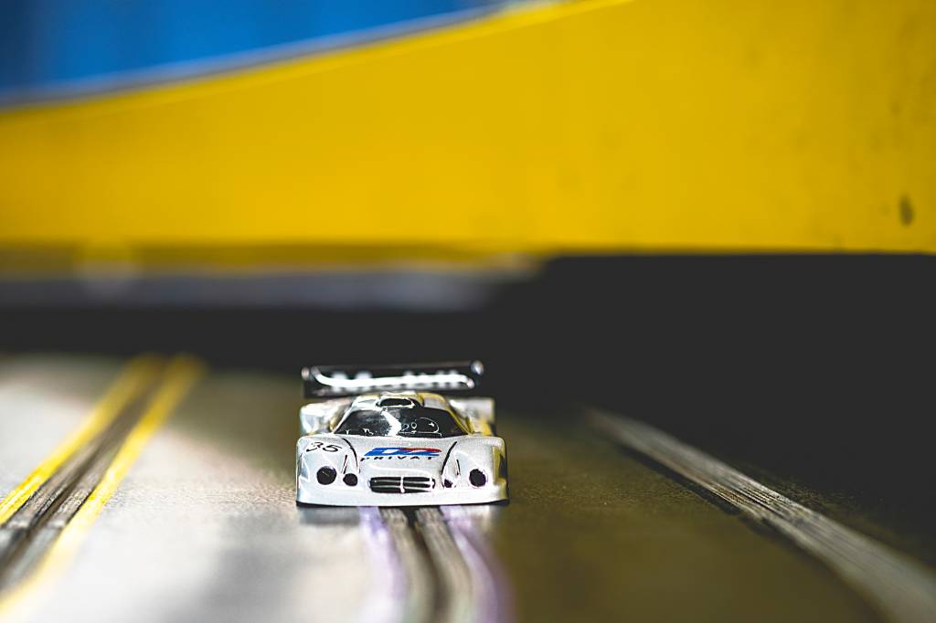 Carros de autorama em uma das tr&ecirc;s pistas que voc&ecirc; ir&aacute; encontrar na Parolu Automodelismo