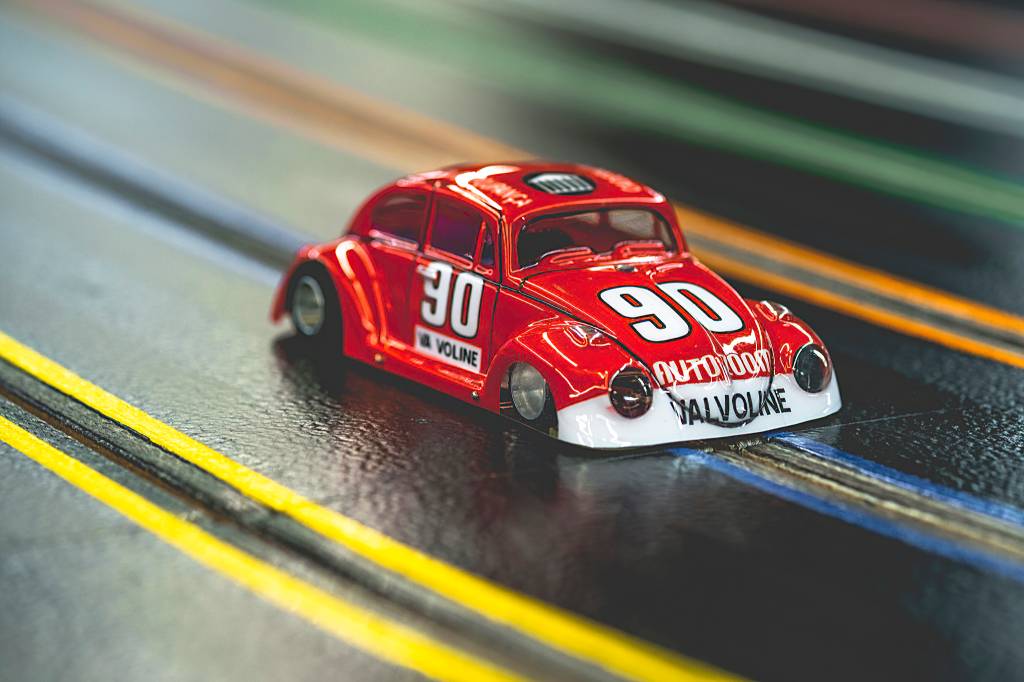 Carros de autorama em uma das tr&ecirc;s pistas que voc&ecirc; ir&aacute; encontrar na Parolu Automodelismo