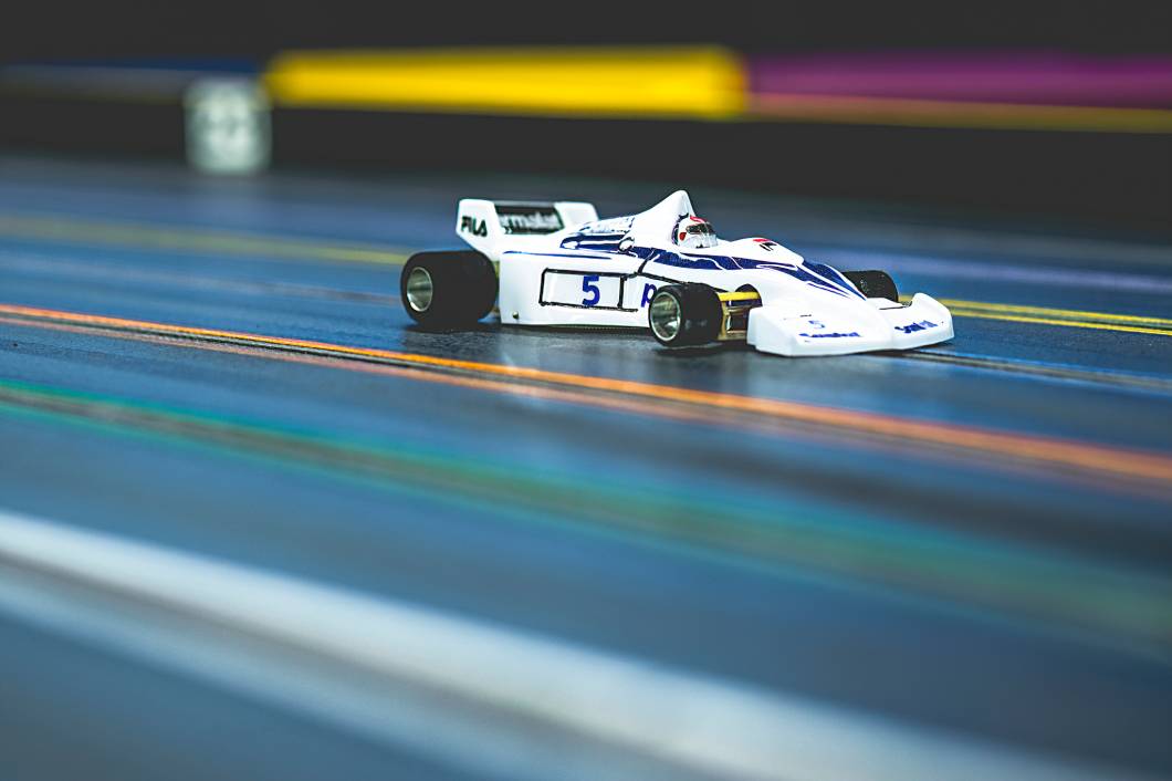Carros de autorama em uma das três pistas que você irá encontrar na Parolu Automodelismo Carros de autorama em uma das três pistas que você irá encontrar na Parolu Automodelismo