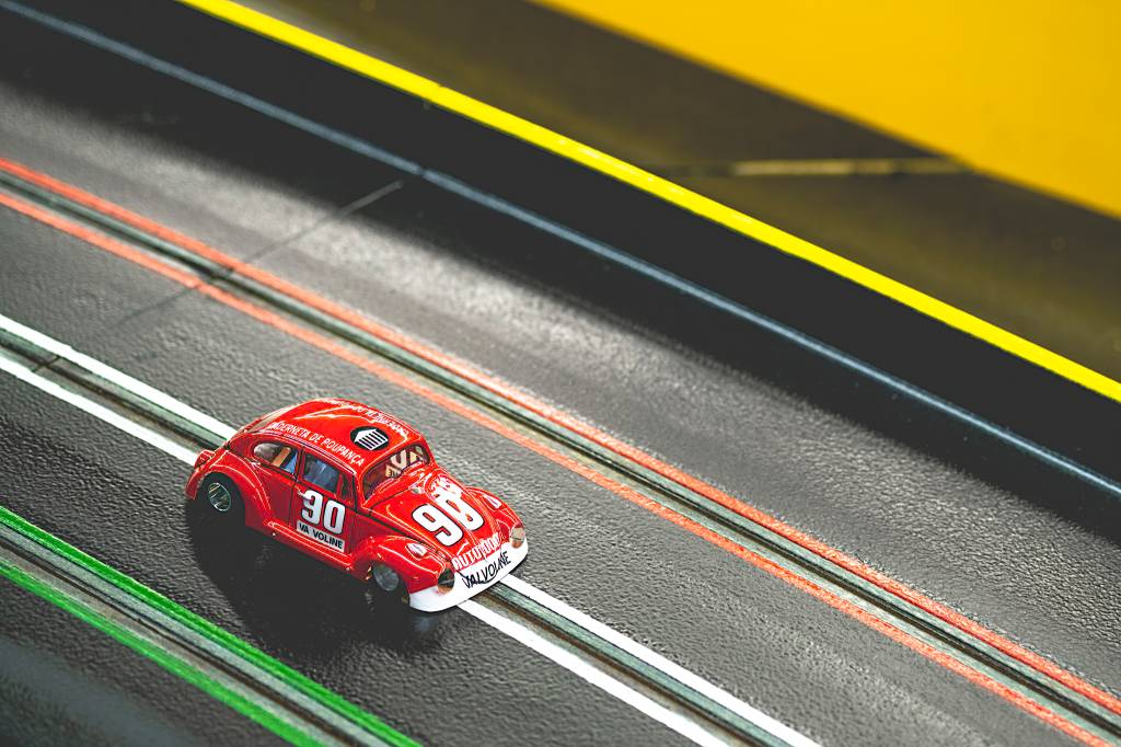 Carros de autorama em uma das tr&ecirc;s pistas que voc&ecirc; ir&aacute; encontrar na Parolu Automodelismo