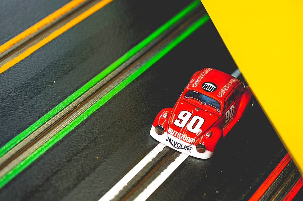 Carros de autorama em uma das três pistas que você irá encontrar na Parolu Automodelismo Carros de autorama em uma das três pistas que você irá encontrar na Parolu Automodelismo