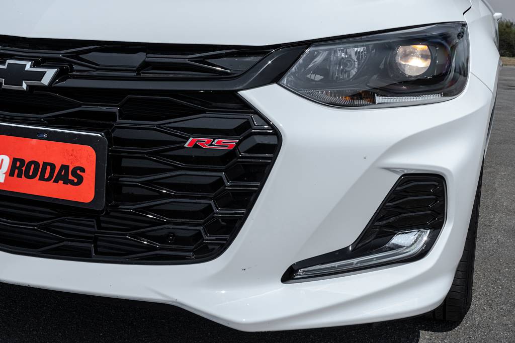 ONIX RS Grade dianteira tem emblema RS e tons de preto se destacam ao redor da carroceria do Onix RS
