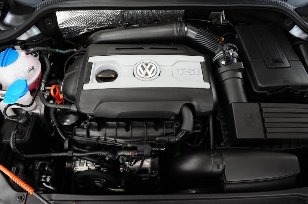 Motor do Jetta TSI, modelo 2011 da Volkswagen, durante teste comparativo da revi Motor do Jetta 2.0 TSI