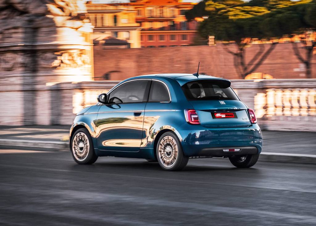 Fiat 500e Suspensão é firme e sofre com os buracos na rua