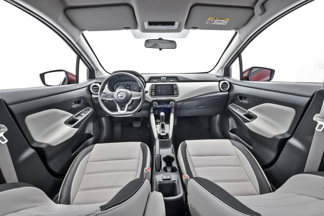 O painel do sedã bem como a central multimídia e o painel de instrumentos vieram do SUV Kicks. Há duas portas USB no console O painel do sedã bem como a central multimídia e o painel de instrumentos vieram do SUV Kicks. Há duas portas USB no console