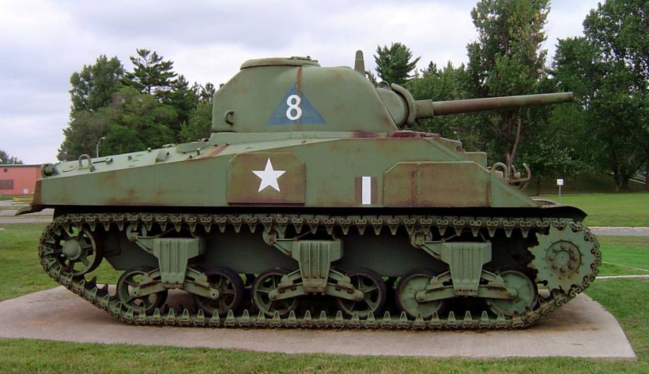 Os primeiros Shermans, como esse da foto, traziam a suspens&atilde;o com molas volutas verticais, al&eacute;m das rodas em linha