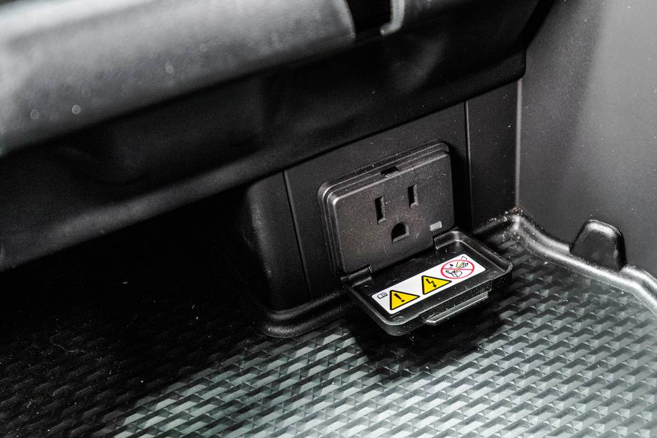 Tamb&eacute;m h&aacute; duas tomadas de 115V na cabine