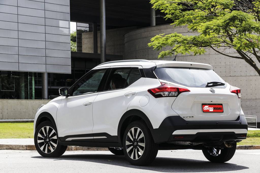 Kicks branco 34 traseira SUV acomoda quatro adultos e 432 litros de bagagem no porta-malas