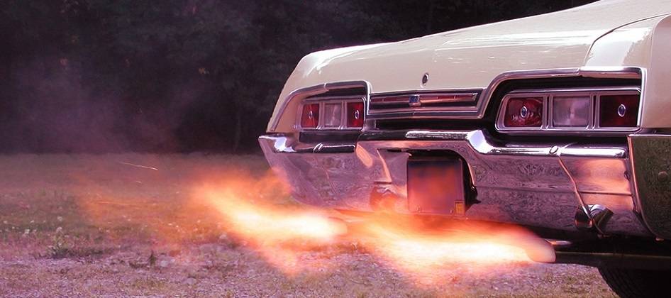 Por que o escapamento dos carros mais antigos dava estouros?