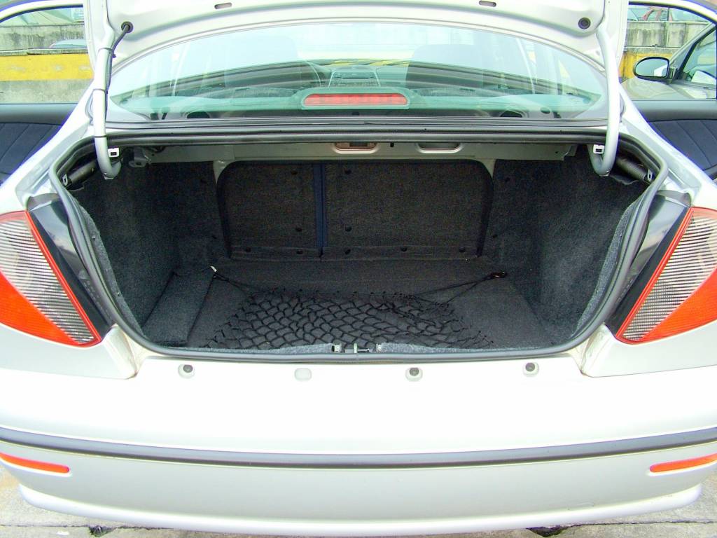 Porta-malas do Marea SX 1.6 da Fiat, sedã modelo 2006, testado pela revista Quat Porta-malas do Marea SX 1.6 da Fiat, sedã modelo 2006, testado pela revista Quat