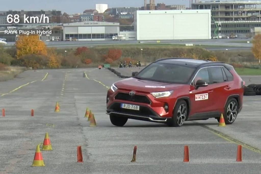 Toyota RAV4 híbrido vai mal em famoso ‘teste do alce’
