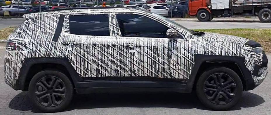 Não é absurdo deduzir o Compass 'limpinho' como a versão 4x2 a gasolina, com motor Firefly Não é absurdo deduzir o Compass 'limpinho' como a versão 4x2 a gasolina, com motor Firefly