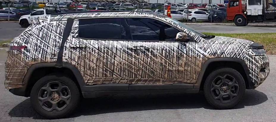 O segundo Compass do trio também estava sujo O segundo Compass do trio também estava sujo