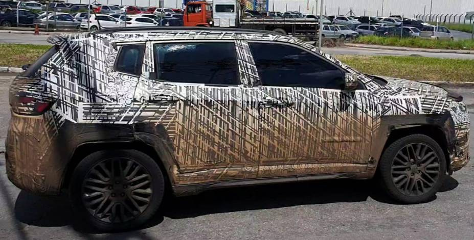 Um dos três Compass flagrados próximos à Fiat, em Minas Gerais Um dos três Compass flagrados próximos à Fiat, em Minas Gerais