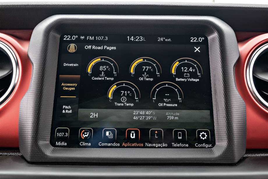 Central multimídia tem informações de navegação off-road, com altitude e tipo de tração em uso. Central multimídia tem informações de navegação off-road, com altitude e tipo de tração em uso.
