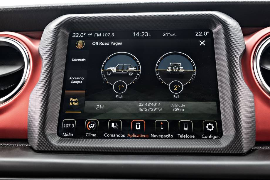 Central multimídia tem informações de navegação off-road, com altitude e tipo de tração em uso. Central multimídia tem informações de navegação off-road, com altitude e tipo de tração em uso.
