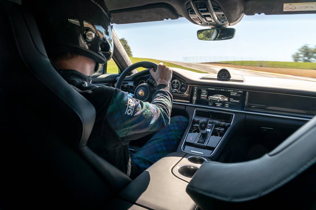 Porsche Panamera Turbo S 2021 volta em Road Atlanta visão interna Porsche Panamera Turbo S 2021 volta em Road Atlanta visão interna