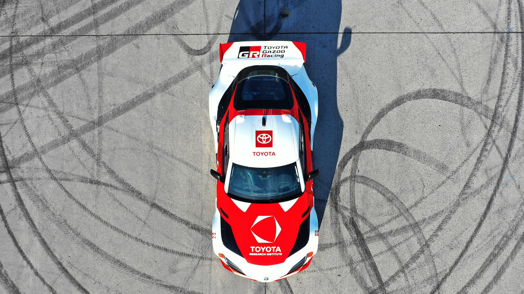 Toyota Supra modificado parado em cima das marcas de derrapagem.