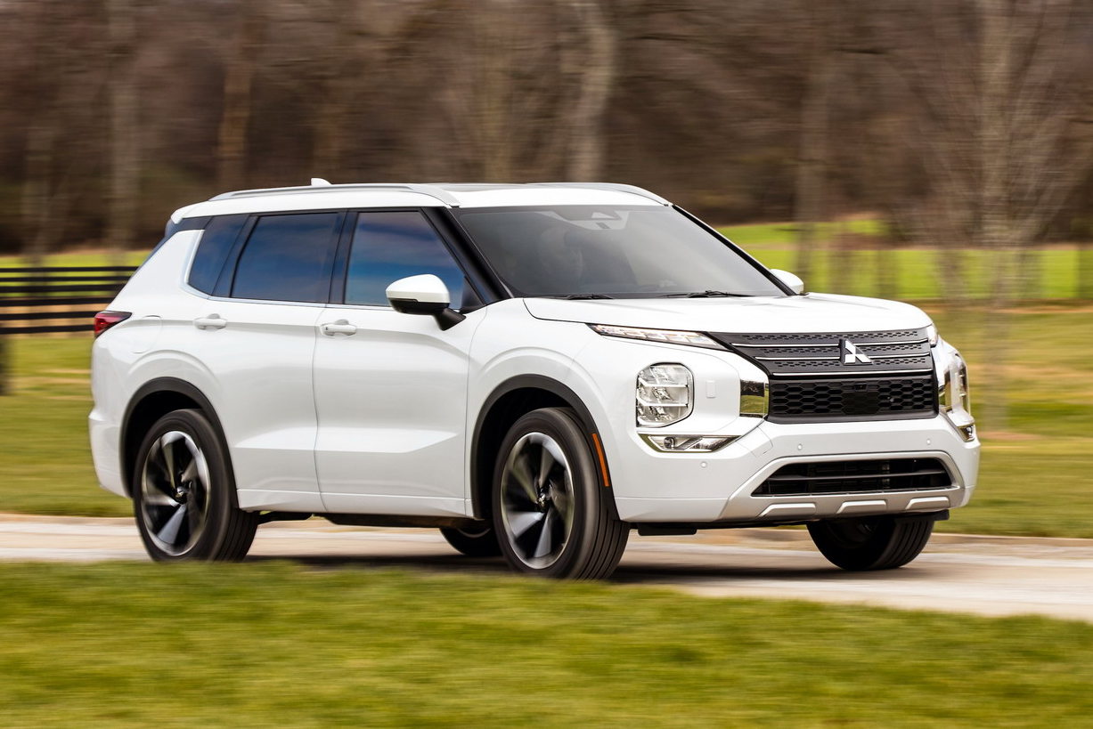 2022-Mitsubishi-Outlander-7-SUV-CarScoops