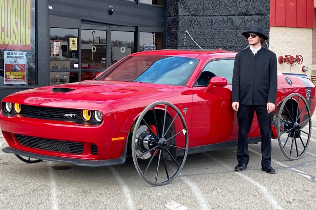 Dodge Challenger Hellcat ganha versão exótica com rodas de charrete