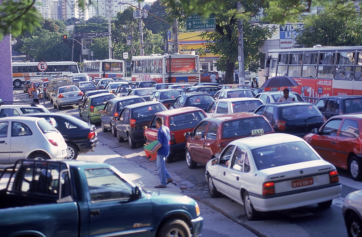 Congestionamento na Alameda dos Maracatins, em Moema.