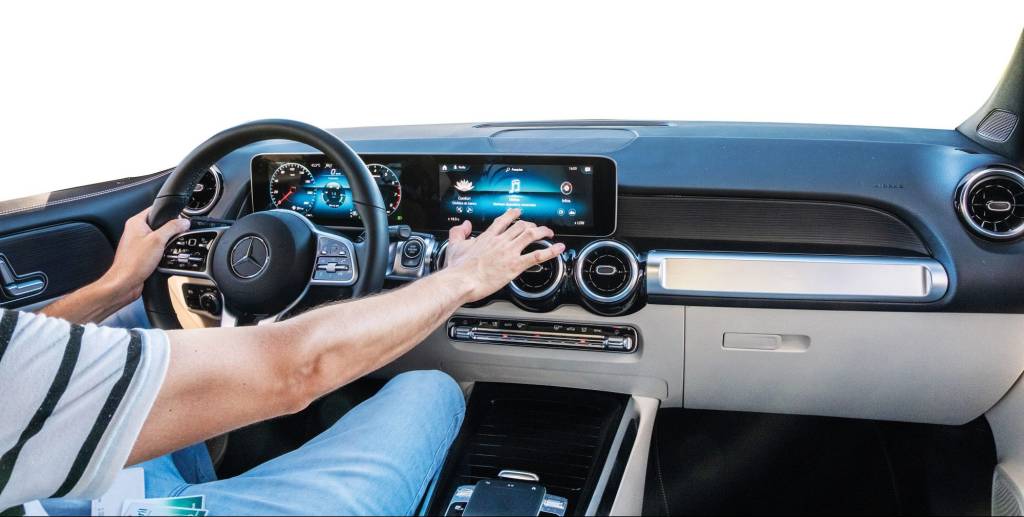 Telas obsoletas? Empresas se unem por centrais multimídia atualizáveis