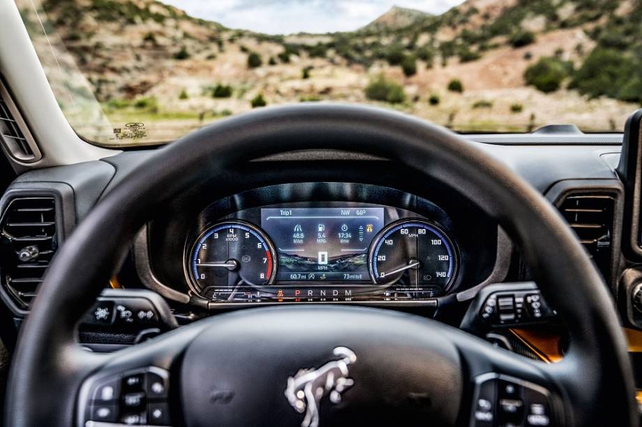 Câmera mostra o piso à frente, no painel de instrumentos, nas opções mais radicais. Câmera mostra o piso à frente, no painel de instrumentos, nas opções mais radicais.