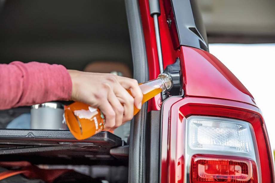 Na coluna traseira, há um abridor de garrafas embutido Na coluna traseira, há um abridor de garrafas embutido