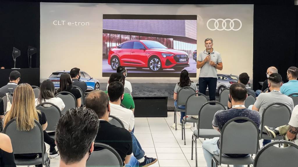 Treinamento de vendas Audi e-tron O presidente da Audi, Johannes Roscheck, deu as boas-vindas aos convidados.