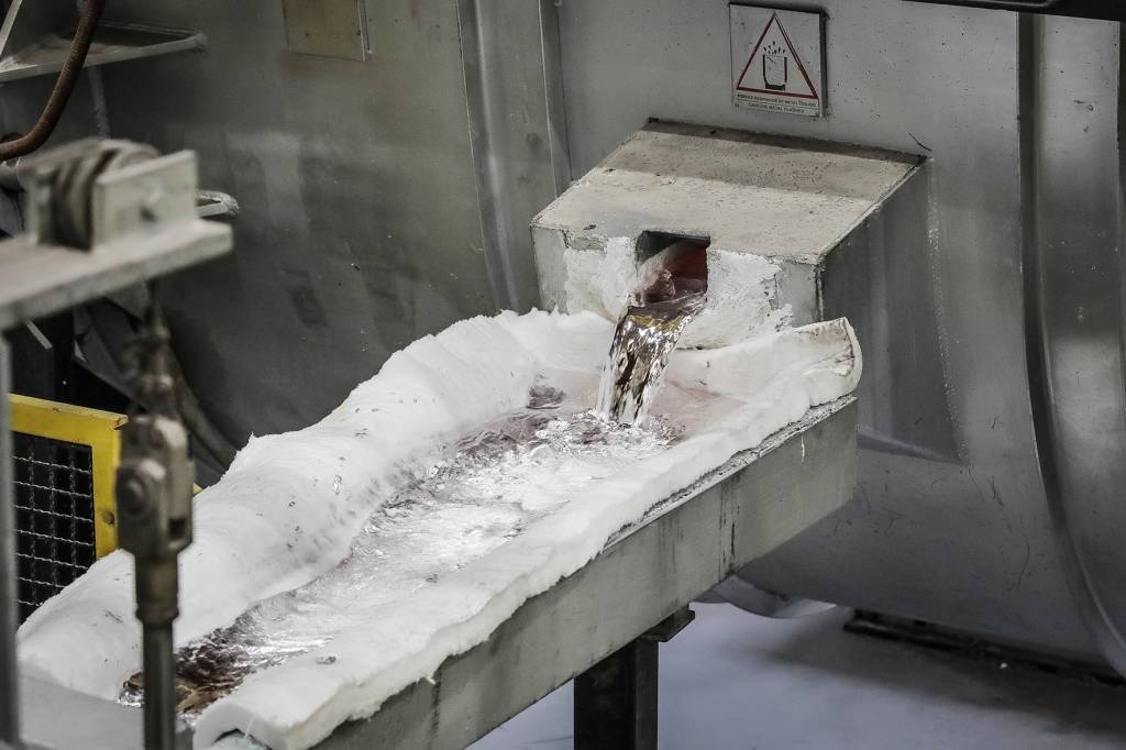 4J6A0125 A liga de alumínio fica armazenada em tanques de espera, em estado liquido a mais de 750º C. Dali partem para a injeção nas ferramentas tanto do cabeçote quanto do bloco