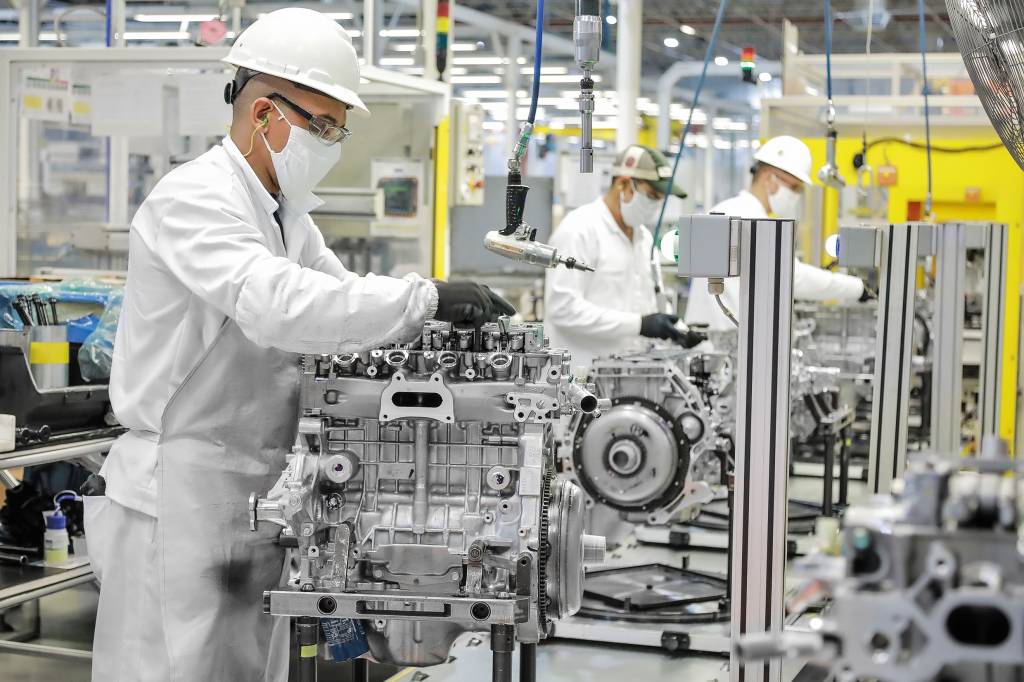 4J6A0805ch Na linha de montagem de motores, setor mais populoso da planta de motores da Honda o trabalho não para. São 19 motores prontos para funcionar a cada hora