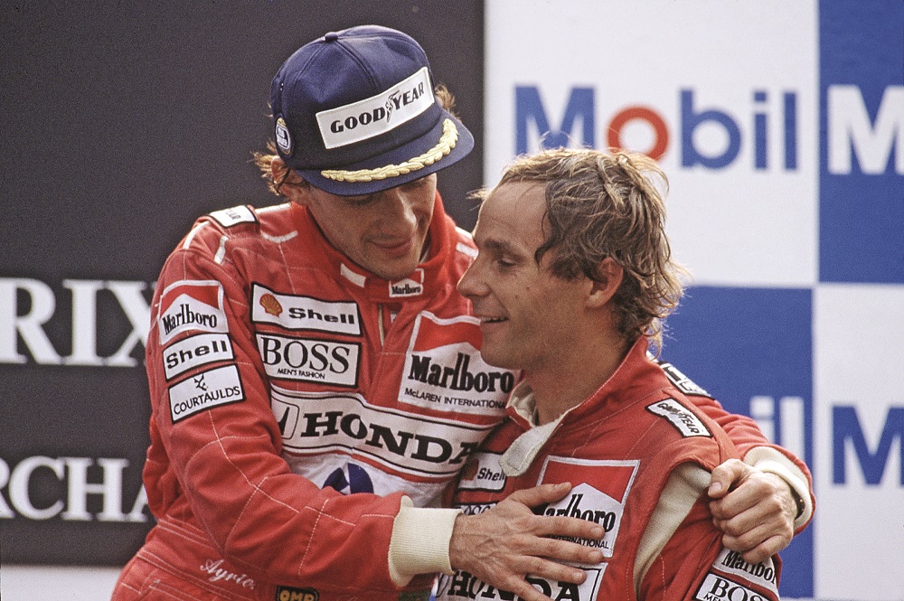 Nosso colunista conta uma passagem inédita do dia em que Ayrton Senna (acompanhado de Berger e Modena) foi parado por um policial, na França
