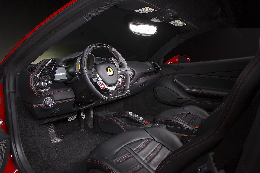 Ferrari 488 GTB interior Nem interior renovado e modernizado compensou a bronca auditiva dos ferraristas