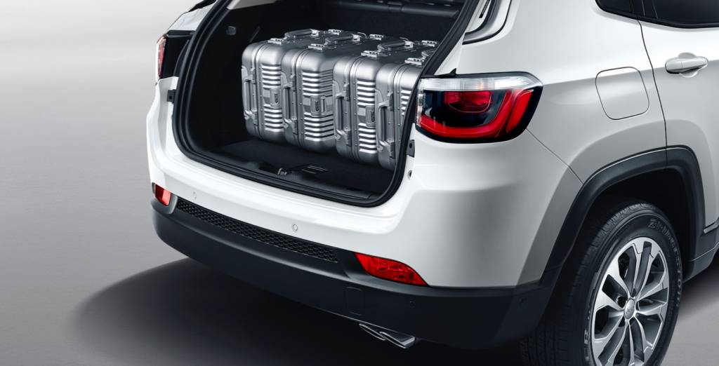 Jeep Compass 2022 porta-malas Porta-malas mantém 400 l, aproximadamente, de capacidade. Mas agora ele fecha e abre sozinho