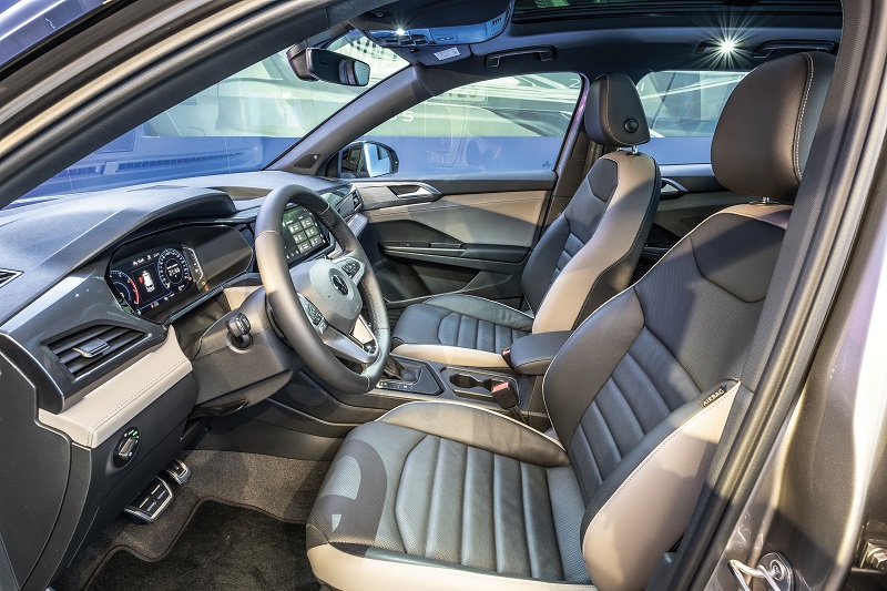 Versão Highline tem bancos parcialmente revestidos de couro Versão Highline tem bancos parcialmente revestidos de couro