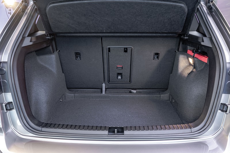 Volume do porta-malas é de 498 litros Volume do porta-malas é de 498 litros