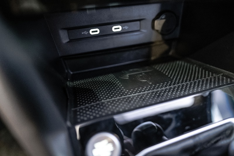 No console, há tomadas USB do tipo C e carregador por indução No console, há tomadas USB do tipo C e carregador por indução