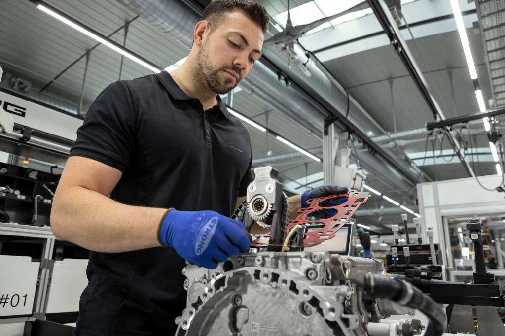 Neuer Mercedes-AMG Vierzylinder-Turbomotor aus hochmoderner Fertigung: Der stärkste Serien-Vierzylinder der Welt, made in AffalterbachNew Mercedes-AMG four-cylinder turbo engine from ultra-modern production: The world’s most powerful four-cylinder engin Mercedes-AMG Produktion M139 2019 Mercedes-AMG Production M139 2019