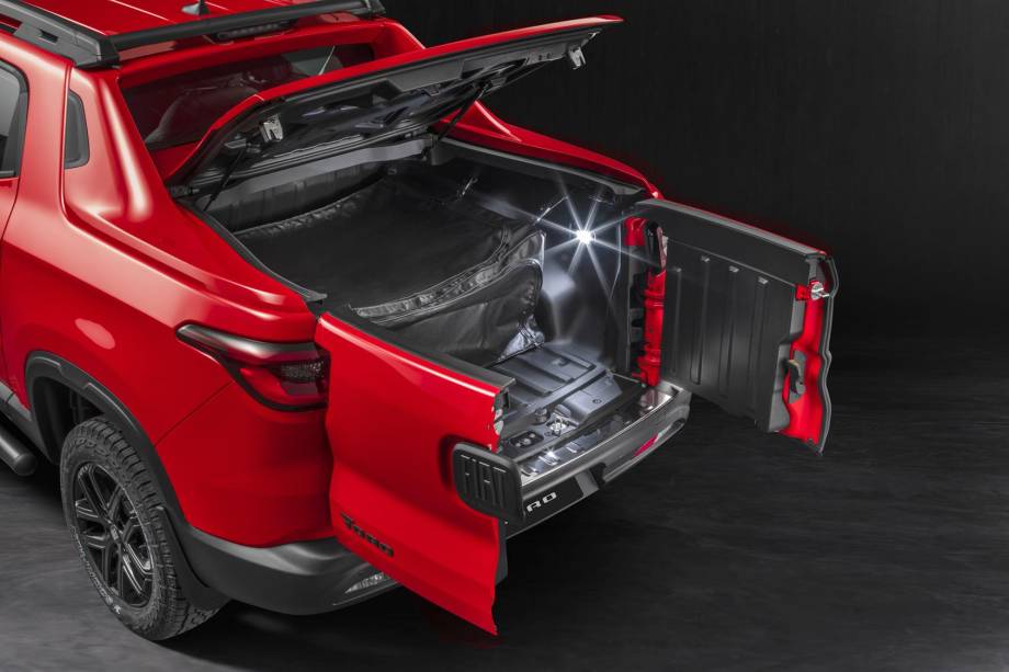 Sem mudanças na traseira, Toro exibe a exclusiva tampa bipartida Sem mudanças na traseira, Toro exibe a exclusiva tampa bipartida