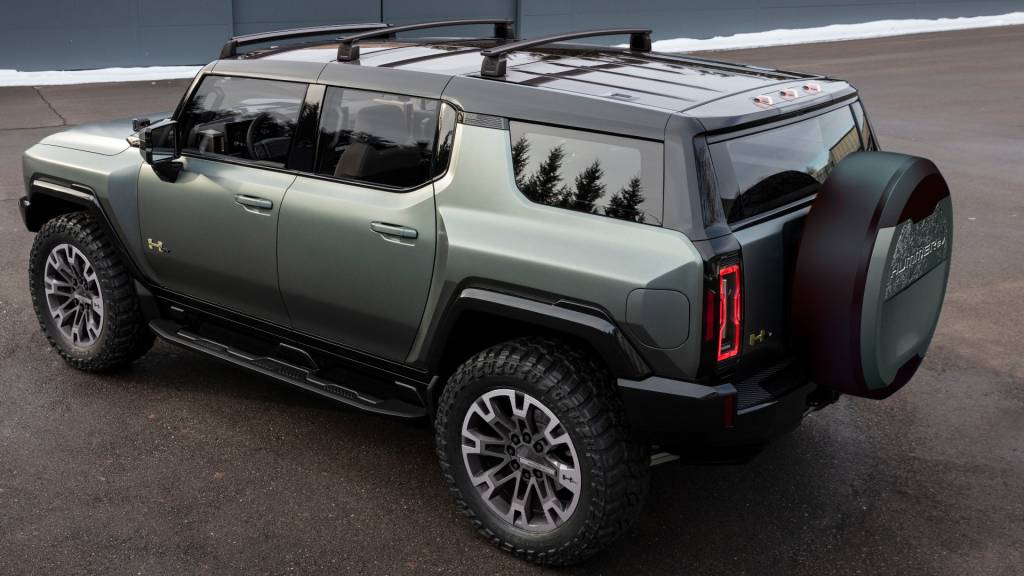 GMC Hummer EV SUV traseira 1 São 499,9 cm de comprimento (com estepe), 238 cm de largura, 321,8 cm de entre-eixos, 40,6 cm de vão livre e ângulo de ataque de 49,6º