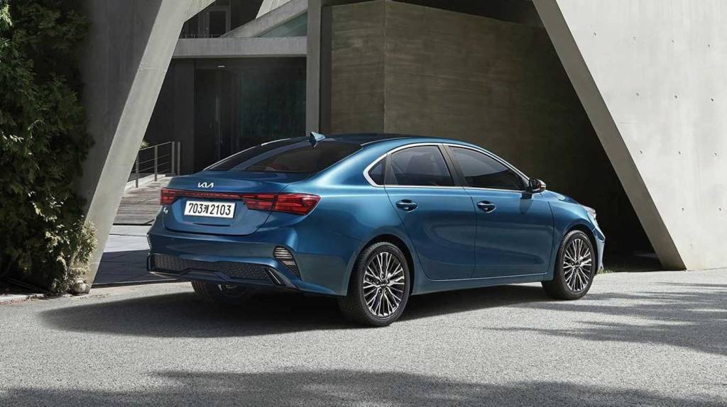 Kia Cerato 2022 2 Traseira ganhou grelha estética e nova assinatura luminosa