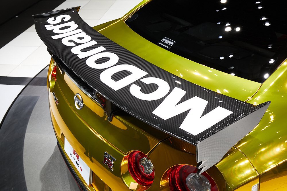 Nissan GT-R Nismo 2022 McDonald’s (5) Detalhes estéticos remetem às embalagens de sanduíches e batatas fritas