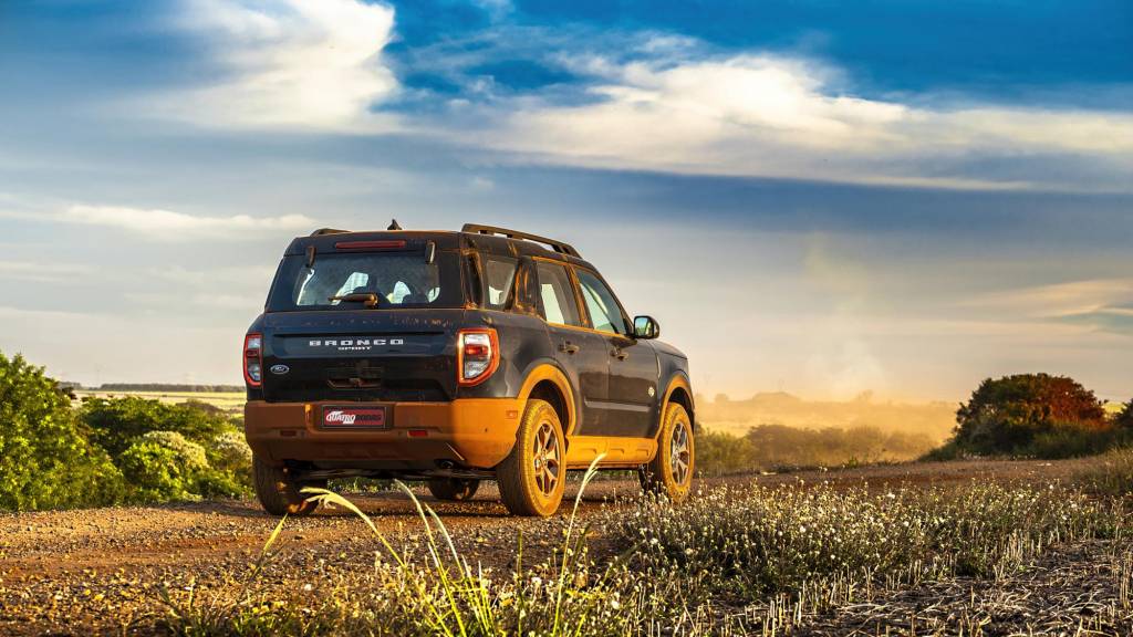 &Uacute;nico logotipo da Ford est&aacute; na traseira, sem estepe &agrave; mostra