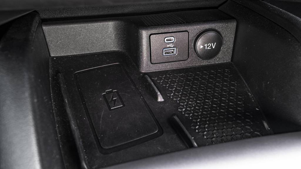 H&aacute; carregador por indu&ccedil;&atilde;o e portas USB normal e tipo C