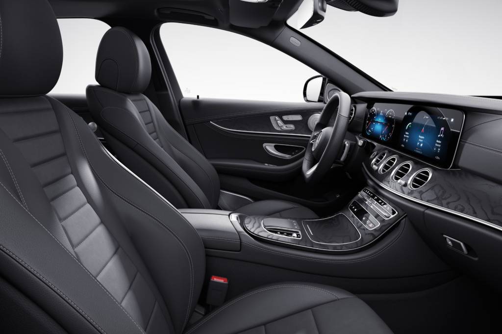 Mercedes-Benz E 300 EXCLUSIVE interior Primeira fileira do interior do Mercedes-Benz E 300 Exclusive visto de lado