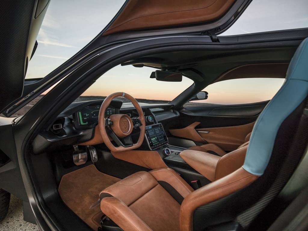 Rimac C_Two (3) Tudo no carro aspira ser tão provocativo e aparentemente incompatível quanto o protagonismo de hipercarros elétricos