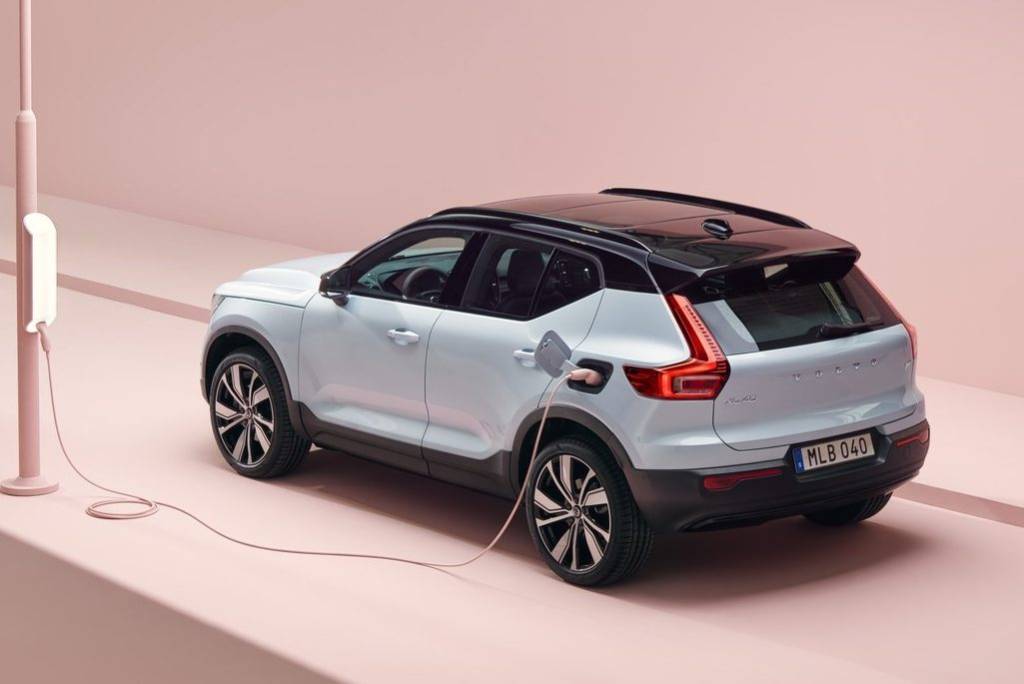 Volvo XC40 Recharge P8 AWD in Glacier Silver Volvo XC40 Recharge P8 AWD in Glacier Silver