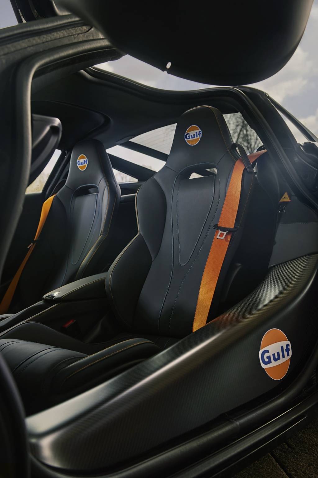 mclaren-720s 6 Banco do McLaren 720S visto 3/4 de frente com detalhes em laranja