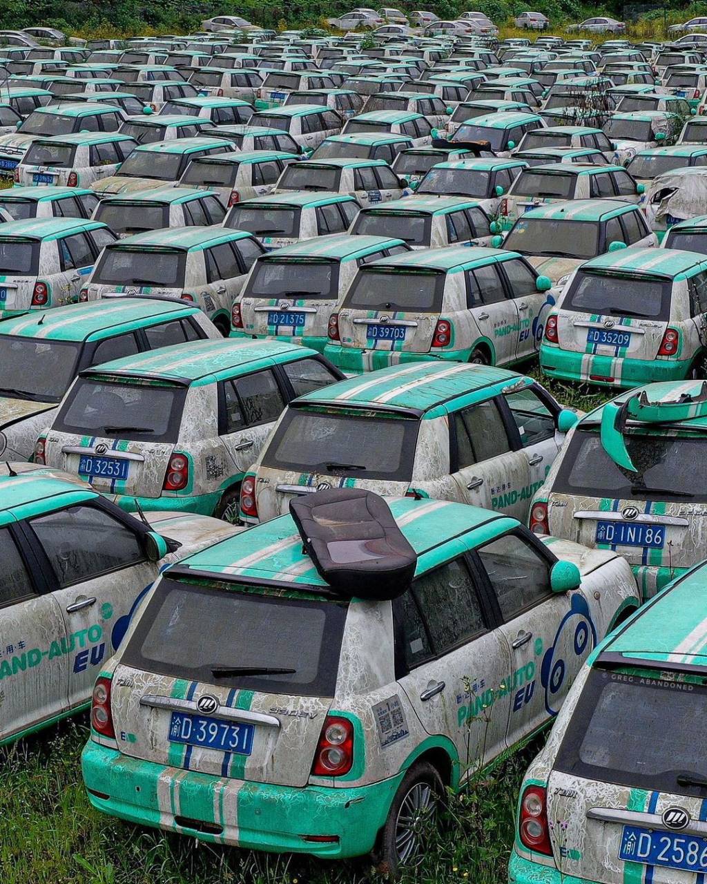 Veículos abandonados da Pand-Auto Veículos abandonados da Pand-Auto em cemitério de carros