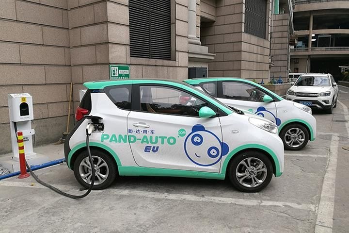 PANDA AUTO Lifan 330 EV 01 Lifan 330 EV 01 visto de lado com as cores da Pand-Auto